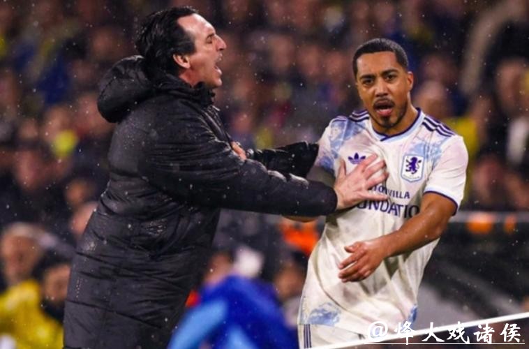 “你是我儿子” 争议一幕：54岁英超名帅怒推球员+拒拥抱 后者尴尬